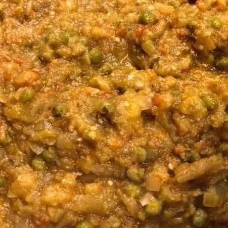 A rich curry with peas